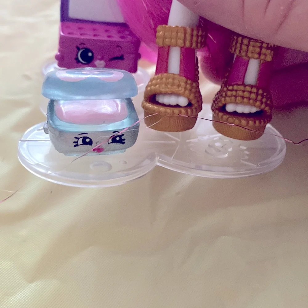 Shopkins Lippy Lulu with Iris Eyeshadow, Mindy Mirror (Stand not included).